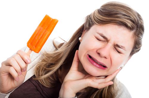 Răng nhạy cảm không chừa độ tuổi nào, nếu ăn uống, chải răng không đúng sẽ không thể nào tránh răng bị nhạy cảm